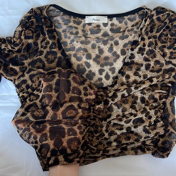 1464- Awoo sheer mesh leopard print scrunched long sleeve top- medium - Picture 4 of 6